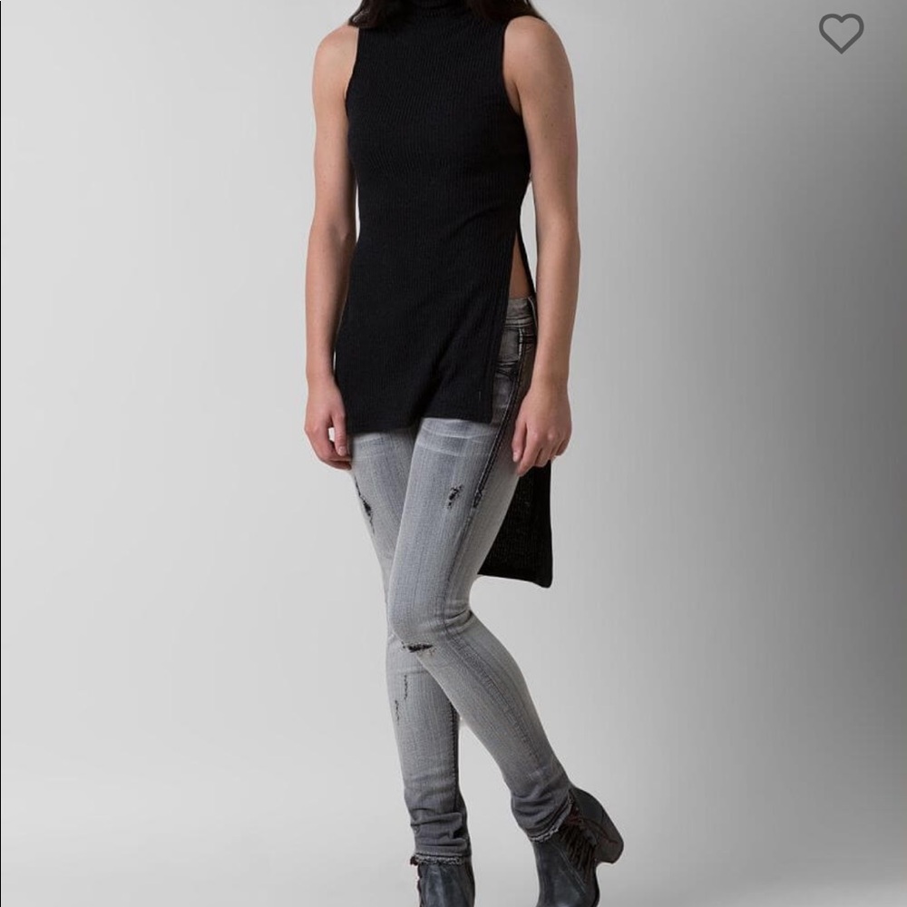 SOLD!!! Ontwelfth high low top